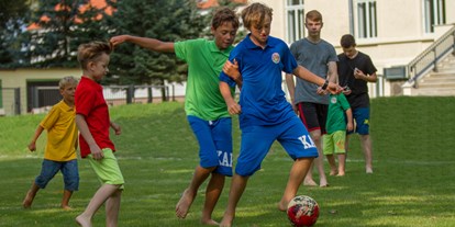 Familienhotel - Kinderbetreuung in Altersgruppen - Müritz - Unser Fußballplatz - Germany For Kids Kinderferienhotel Schloss Leizen