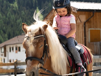 Familienhotel - Umgebungsschwerpunkt: am Land - St. Leonhard (Trentino-Südtirol) - Ponyreiten - Alpenhotel Kindl