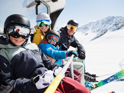 Familienhotel - Streichelzoo - Kühtai - Familie beim Skifahren - Alpenhotel Kindl