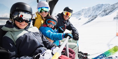 Familienhotel - Spielplatz - Stubaital - Familie beim Skifahren - Alpenhotel Kindl
