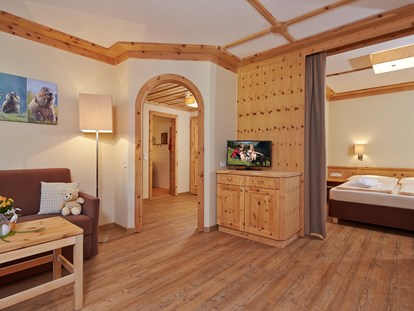 Familienhotel - ausschließlich Familien im Hotel - Tirol - Appartement - Zirbenholz - Das Hopfgarten Familotel Tirol