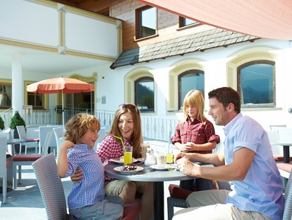 Familienhotel - ausschließlich Familien im Hotel - Walchsee - Terrasse - Das Hopfgarten Familotel Tirol