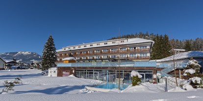 Familienhotel - Einzelzimmer mit Kinderbett - Aigen im Ennstal - Winterfoto Hotel - Hotel-Restaurant Grimmingblick