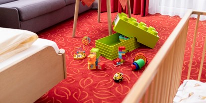 Familienhotel - Österreich - Für Eure Zwergerl gibts eine Spielebox im Zimmer - Familienhotel Central 