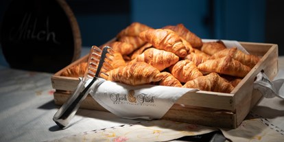 Familienhotel - Hunde: erlaubt - Tirol - Frühstücksbüffet mit Croissants - Familienhotel Central 