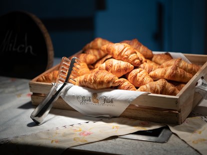 Familienhotel - Verpflegung: Frühstück - Tirol - Frühstücksbüffet mit Croissants - Familienhotel Central 