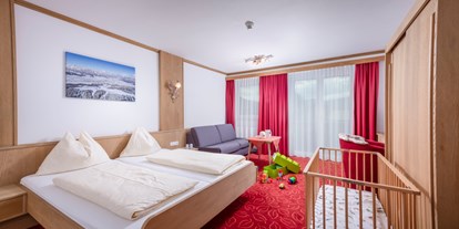 Familienhotel - Spielplatz - Österreich - Amselnest mit Spielekiste für Eure Zwergerl (2 Erw. bis 2 Kinder) - Familienhotel Central 
