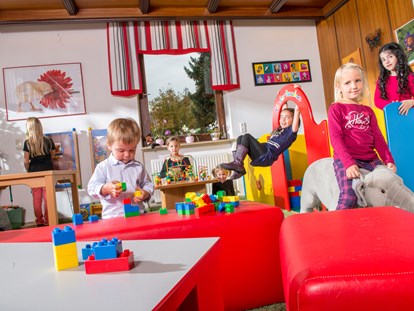 Familienhotel - Einzelzimmer mit Kinderbett - Kitzbühel - Kinderspielzimmer im Familotel Central - Familienhotel Central 