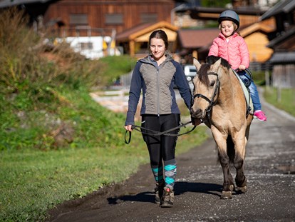 Familienhotel - Ponyreiten - Schladming - Bambini reiten mit unserer Reitlehrerin Theresa - Familienhotel Oberkarteis