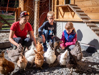 Familienhotel - Garten - Schladming - Der Kleintierbauernhof ist besonders bei Kindern sehr beliebt.  - Familienhotel Oberkarteis