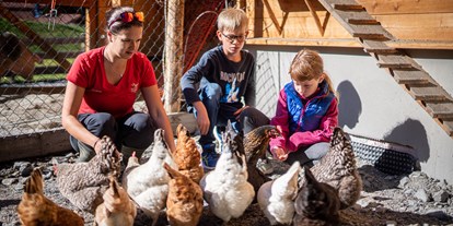 Familienhotel - Teenager-Programm - Salzburg - Der Kleintierbauernhof ist besonders bei Kindern sehr beliebt.  - Familienhotel Oberkarteis
