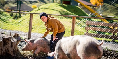 Familienhotel - Spielplatz - Österreich - Der Kleintierbauernhof ist besonders bei Kindern sehr beliebt.  - Familienhotel Oberkarteis