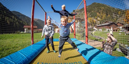Familienhotel - Spielplatz - Österreich - Die große Trampolinanlage sorgt für Spaß und Action - Familienhotel Oberkarteis