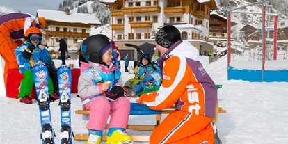 Familienhotel - Kinderbetreuung - Im Skikindergarten sind unserer Betreuerinnen auch immer dabei und helfen mit - Familienhotel Oberkarteis