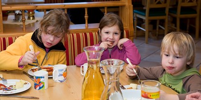 Familienhotel - Spielplatz - Österreich - Leckeres Kindermittages-Essen inklusive - Familienhotel Oberkarteis