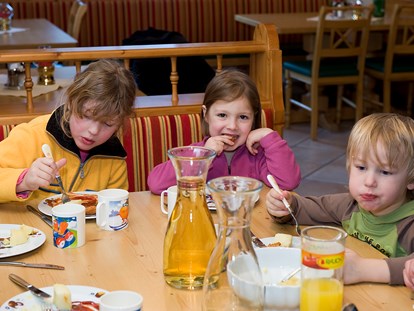 Familienhotel - Garten - Leckeres Kindermittages-Essen inklusive - Familienhotel Oberkarteis