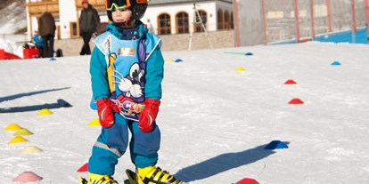Familienhotel - Skikindergarten direkt vorm Haus - Familienhotel Oberkarteis