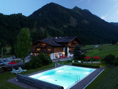 Familienhotel - Einzelzimmer mit Kinderbett - Oberndorf in Tirol - ... und der Pool bei Nacht - Lengauer Hof