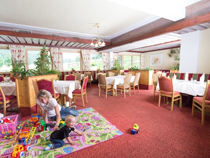 Familienhotel - Einzelzimmer mit Kinderbett - Going am Wilden Kaiser - Spielecke im Restaurant - Lengauer Hof