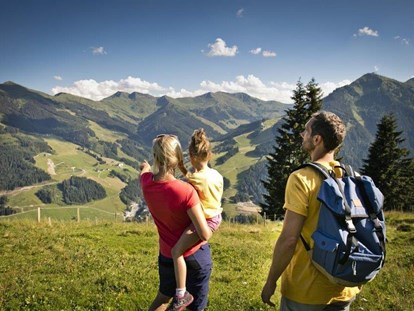 Familienhotel - Pools: Außenpool beheizt - Oberndorf in Tirol - Familienwanderwege so weit das Auge reicht - Lengauer Hof
