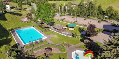 Familienhotel - Kinderbetreuung - Außenbereich mit Spielplatz, Pool und Kinderbecken - Lengauer Hof