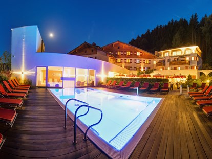 Familienhotel - Pools: Außenpool beheizt - Salzburg - Hotelansicht Sommer - Familotel amiamo