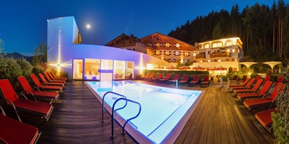 Familienhotel - Garten - Pinzgau - Hotelansicht Sommer - Familotel amiamo