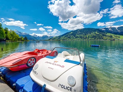 Familienhotel - Umgebungsschwerpunkt: Berg - Kitzbühel - Hoteleigener Badestrand am Zeller See mit Matschplatz, Liegewiese, und kostenfreien Tretbooten - Familotel amiamo