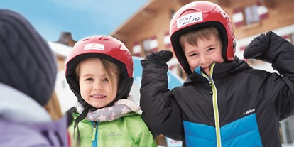 Familienhotel - Skilift - kostenfreie Kinderhelme im Verleih an der Rezeption - Familotel amiamo