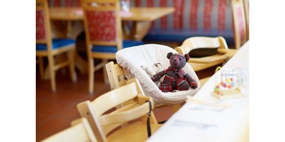 Familienhotel - Garten - Pinzgau - für jedes Kind der richtige Stuhl vorhanden - Familotel amiamo