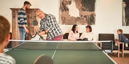 Familienhotel - Spielplatz - Großarl - Studio mit Tischtennis, Billard, Airhockey und Panoramafenster  - Familotel amiamo