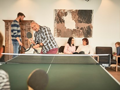 Familienhotel - Kinderbecken - Großarl - Studio mit Tischtennis, Billard, Airhockey und Panoramafenster  - Familotel amiamo