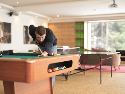 Familienhotel - Umgebungsschwerpunkt: See - Studio mit Tischtennis, Billard, Airhockey und Panoramafenster  - Familotel amiamo