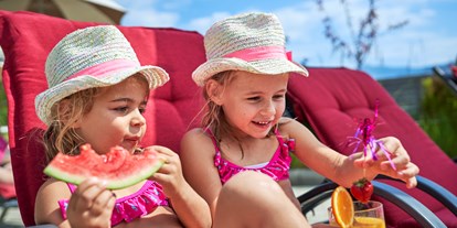 Familienhotel - Skilift - genießen am Pool mit Kindercocktails und frischem Obst - Familotel amiamo