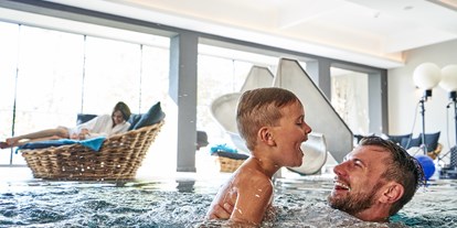 Familienhotel - Schwimmkurse im Hotel - Österreich - beheiztes Hallenbad mit kleiner Rutsche - Familotel amiamo