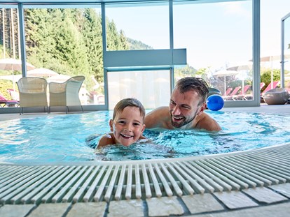 Familienhotel - Kinderbetreuung in Altersgruppen - St. Johann in Tirol - Schleuse zum Außenpool - Familotel amiamo