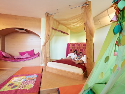 Familienhotel - Kinderbetreuung - Großarl - Babynarium (Ruheraum für Familien) mit Wasserbette und Softliegen mit Infarotwärmelampe - Familotel amiamo