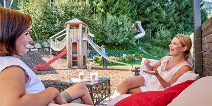 Familienhotel - Teenager-Programm - Salzburg - Lounge am Spielplatz - Familotel amiamo