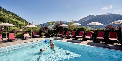 Familienhotel - Schwimmkurse im Hotel - Österreich - ganzjährig beheizter Außenpool - Familotel amiamo