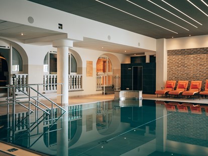 Familienhotel - Pools: Schwimmteich - Österreich - Indoor Pool - Dilly - Das Nationalpark Resort