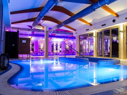 Familienhotel - Pools: Außenpool nicht beheizt - Thermalbecken im Ruhebad - Kolping Hotel Spa & Family Resort