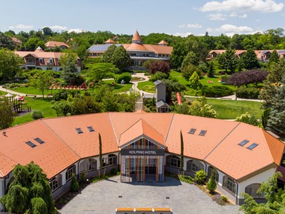 Familienhotel - Tennis - Ungarn - Empfangsgebäude - Kolping Hotel Spa & Family Resort