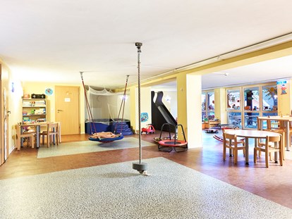 Familienhotel - Einzelzimmer mit Kinderbett - Feldberg - Happy Club - Familotel Engel
