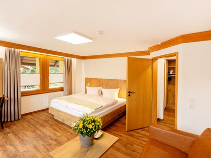Familienhotel - Einzelzimmer mit Kinderbett - Feldberg - Appartement Steinbock - Familotel Engel