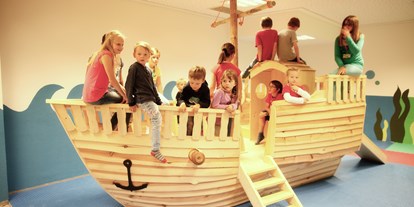 Familienhotel - Suiten mit extra Kinderzimmer - Bayern - Spielzimmer - sonnenhotel BAYERISCHER HOF