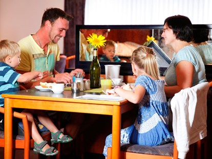 Familienhotel - Pools: Innenpool - Deutschland - Restaurant - sonnenhotel BAYERISCHER HOF