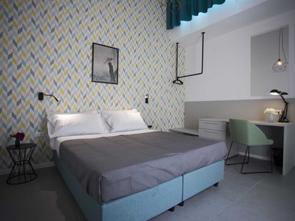 Familienhotel - Pools: Außenpool nicht beheizt - Riva Del Garda - Schlafzimmer mit Doppelbett - SISAN Family Resort