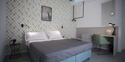 Familienhotel - Spielplatz - Gardasee - Schlafzimmer mit Doppelbett - SISAN Family Resort