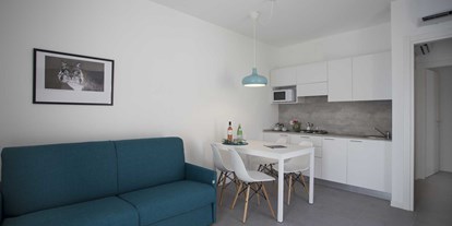 Familienhotel - Spielplatz - Gardasee - Wohnzimmer mit Küche - SISAN Family Resort