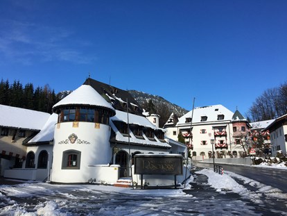 Familienhotel - Schwimmkurse im Hotel - Ellmau - Hotel Außen Winter - Family Hotel Schloss Rosenegg